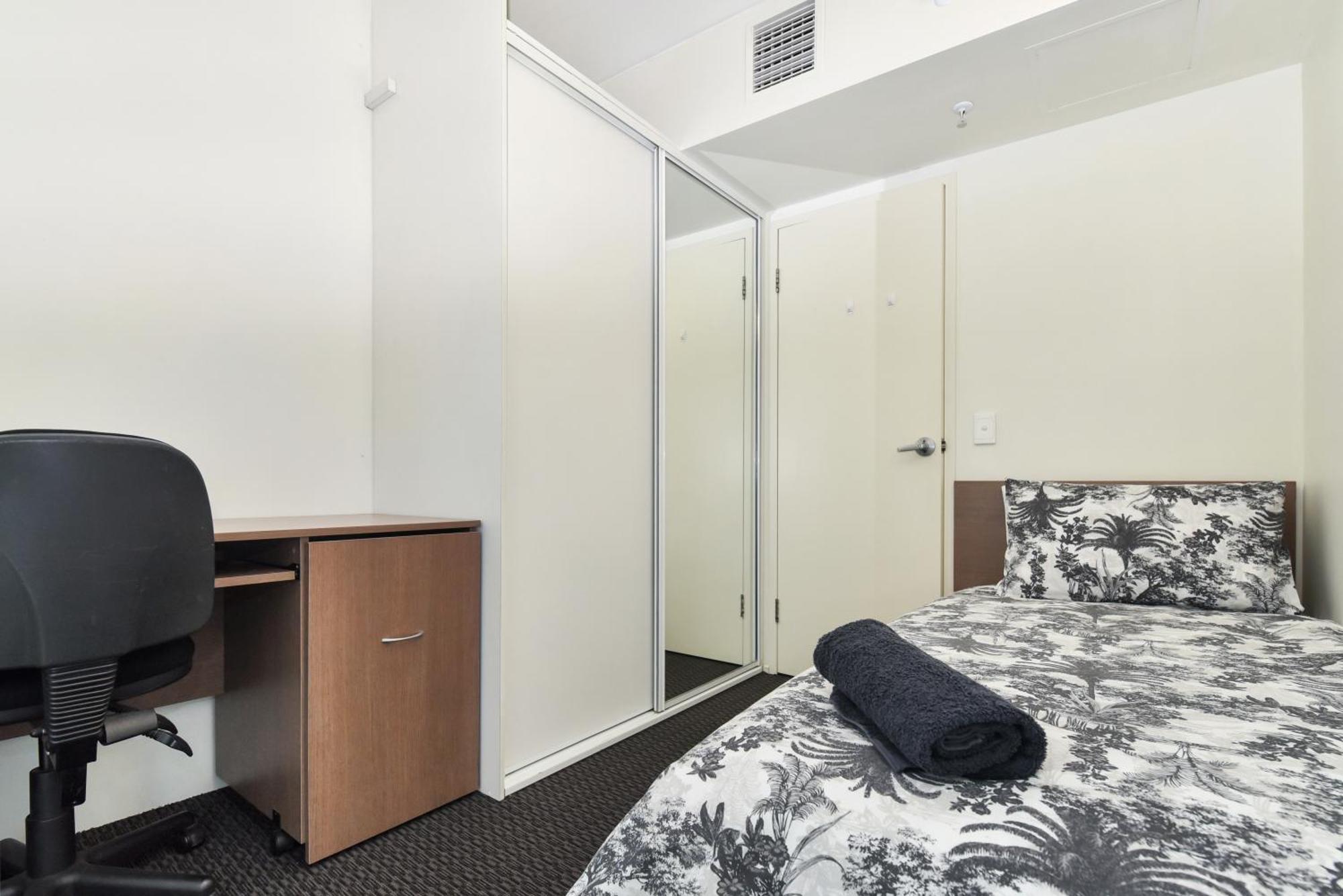 Light & Airy 3 Bd Cbd Apt: Balconytramwifi/Parking Apartment Adelaide Exterior photo